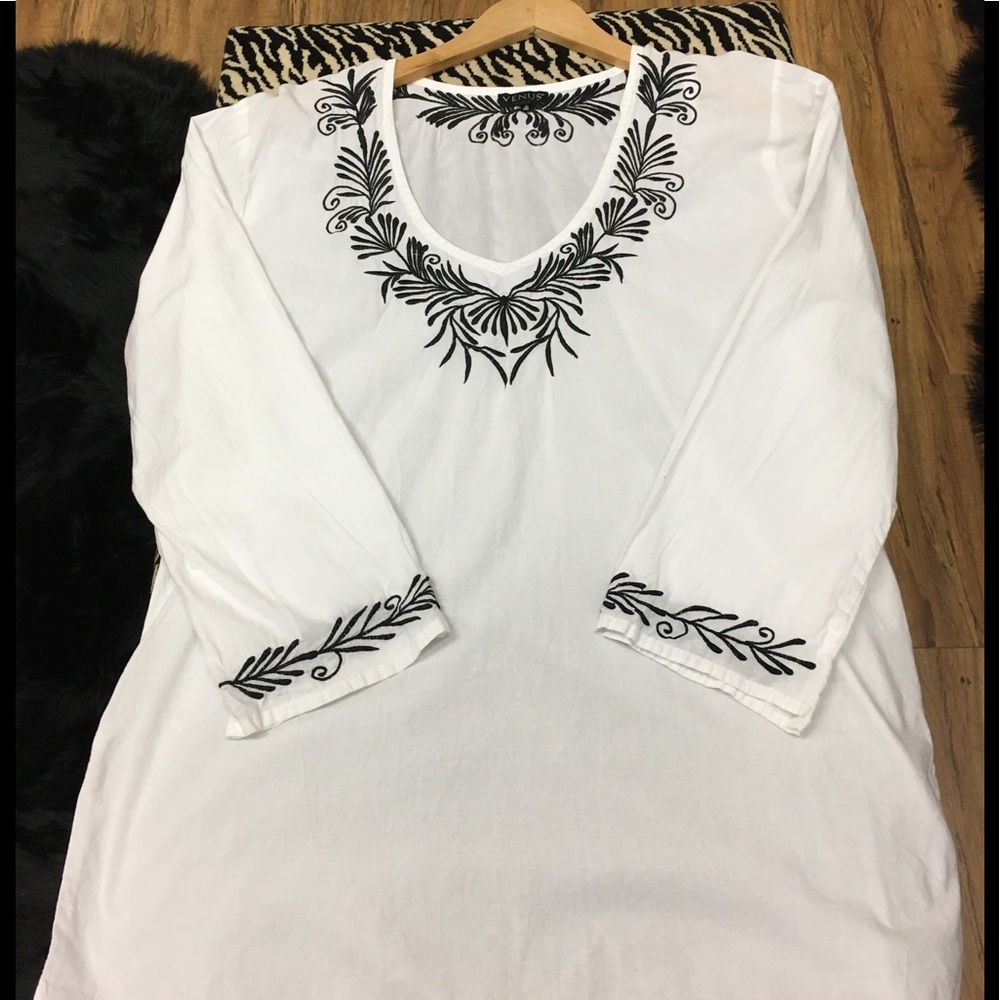 •VENUS Embroidered Peasant Tunic